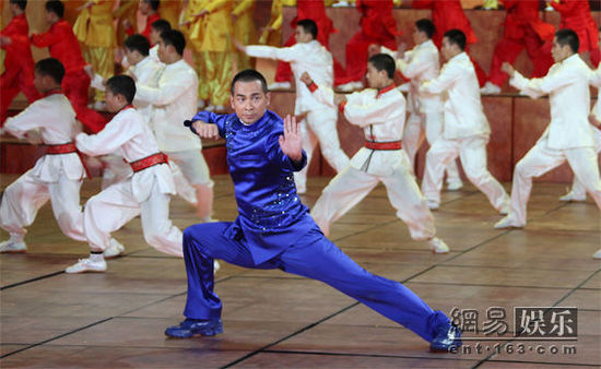 赵文卓首次登春晚秀功夫 哈文邀请郭培设计服