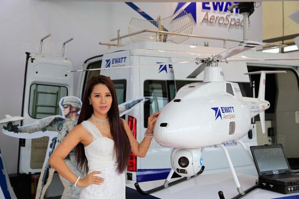 珠海航展馆中的美女嫩模 前凸后翘