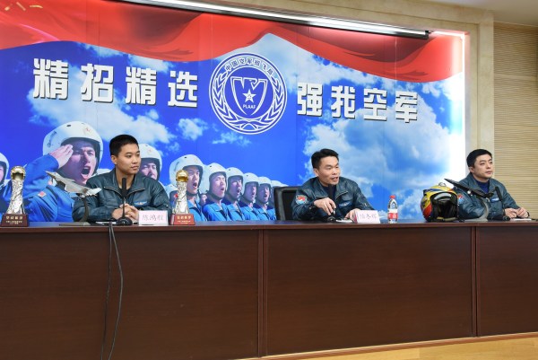 “金头盔”飞行员