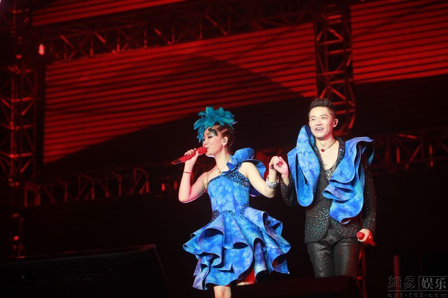 凤凰传奇青岛开唱 <em>经典歌曲</em>引万人<em>合唱</em>(图集) 