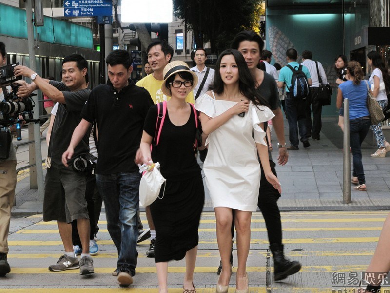 何洁香港拍摄主打歌MV 与韩国顶尖模特深情对