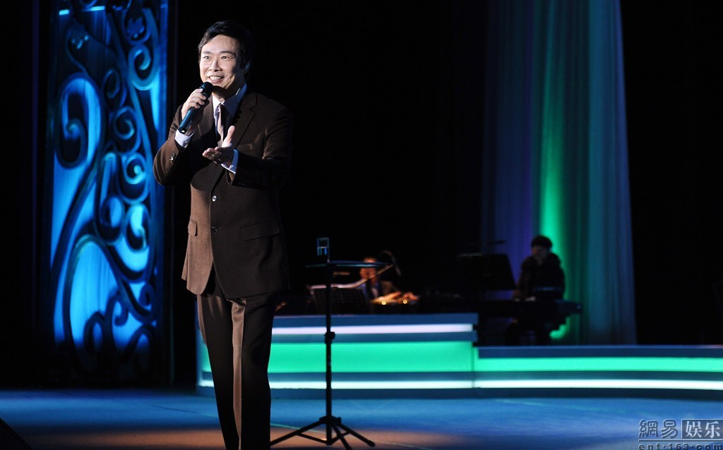 费玉清上海演唱会 落幕 翻唱《我的歌声里》-音