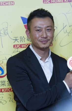 孟广美曝陈冠希背部受伤：原因不方便说