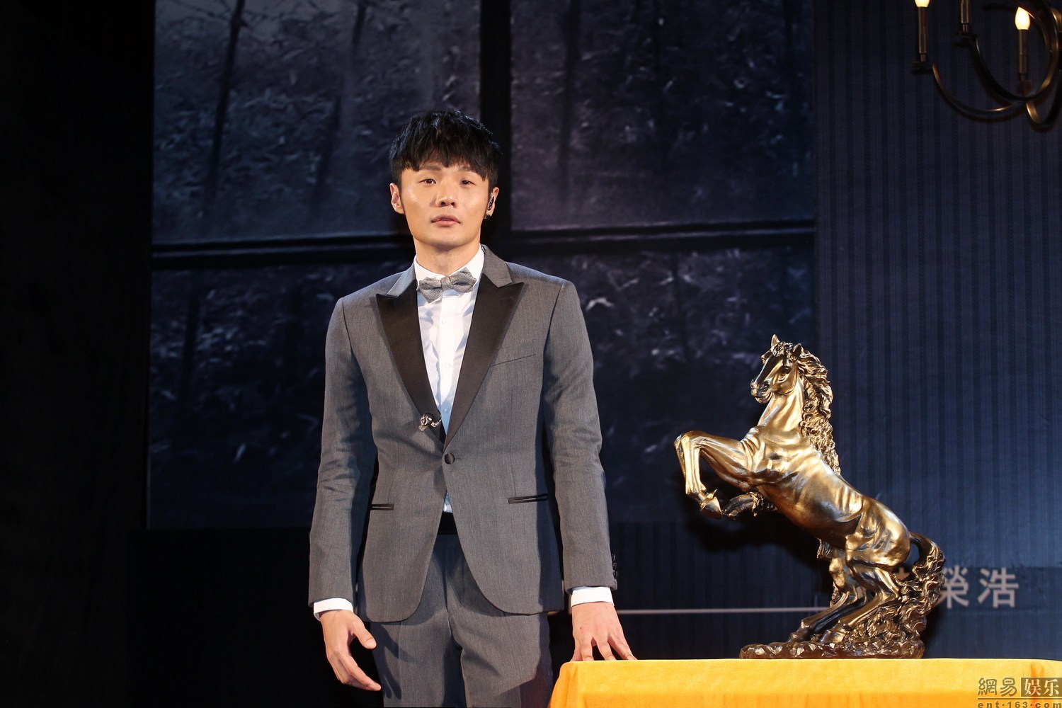 李荣浩发片获赠 黑马 张一白送吉他谱