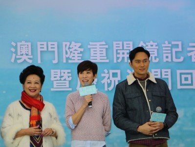张智霖佘诗曼出席新片发布会