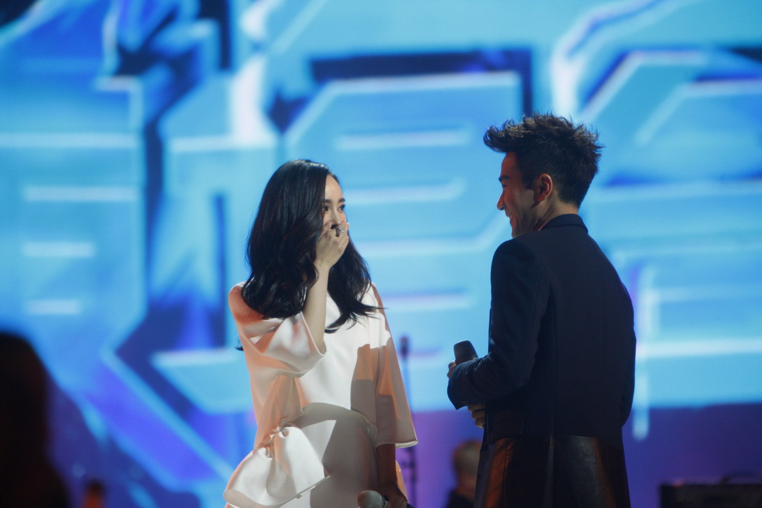 新黄晓明与angelababy在东方卫视 跨年晚会 现