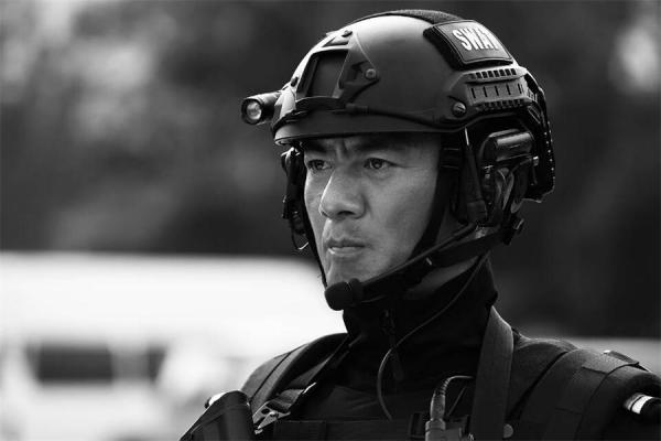 任天野彰显阳刚气质《特警力量》霸气十足