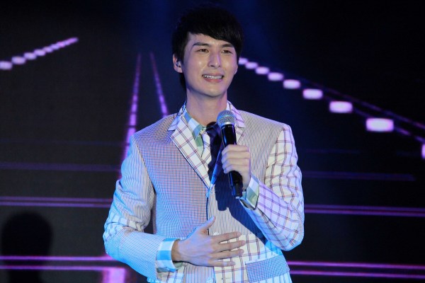 严爵亮相璀璨名流舞会 时尚