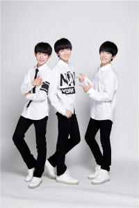 TFBOYS致敬荣光岁月 关爱抗战老兵