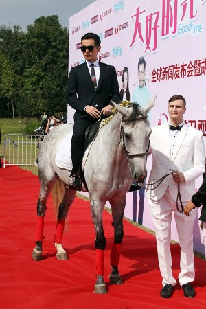 胡歌骑白马宣传<大好时光>  现场庆入行十年