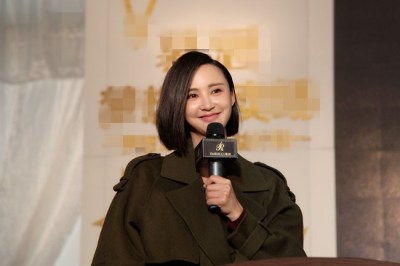 张歆艺现身长春做公益 与当地粉丝贴面自拍