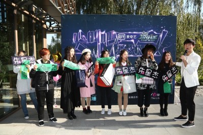 素人真人秀《流行之王》办见面会  粉丝激动晕倒获偶像施救
