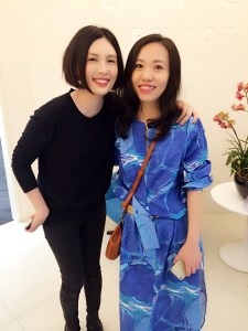 曹方访台与魏如萱相见欢 送上自创陶杯项链