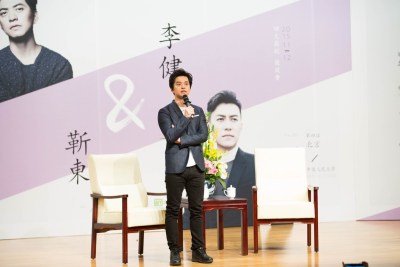 李健、靳东两位“老干部”对谈 靳东献唱李健伴奏