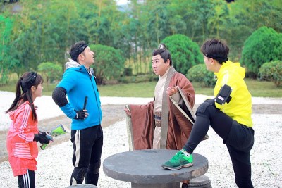 《全员》黄晓明带TFboys当街卖艺