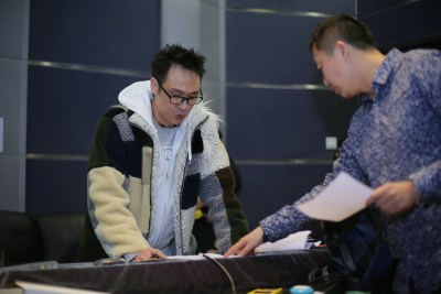 吴镇宇北京卫视春晚花絮曝光 穿可爱绵羊装