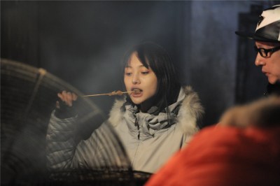 《旋风孝子》郑爽素颜陪爸吃肉串