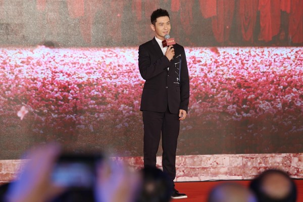 黄晓明携母亲出席《大唐玄奘》首映发布会