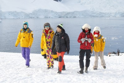 南极冰川过夜 “花样团”遇雪崩吓呆林志玲