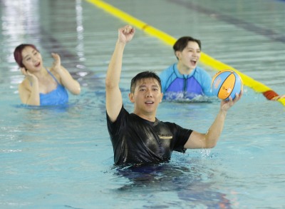 《美少女》水上篮球赛 晓明胜利组激烈比拼