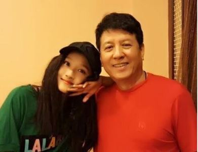 关晓彤与父亲合影 看女儿拍戏老爸心里美