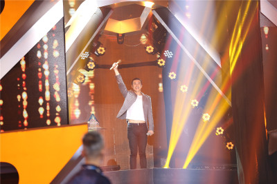 《天籁之战》费玉清惜败 华晨宇为素人伴唱