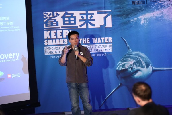 李光洁水底拍高难度公益广告 呼吁保护鲨鱼
