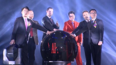 “村长”李锐与周华健助阵亚洲巨星演唱会