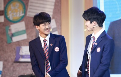 “易安音乐社”真人亮相 跨次元偶像六位男生帅气