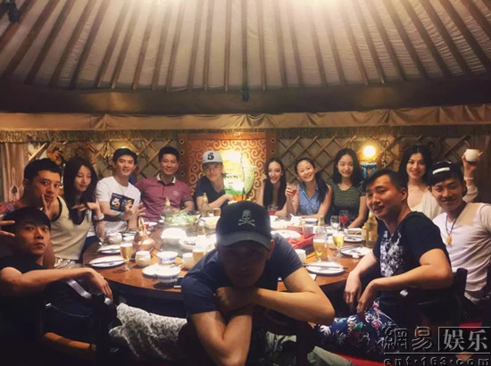 葛天赴同学婚礼状态佳 班集体 毒 合影曝光