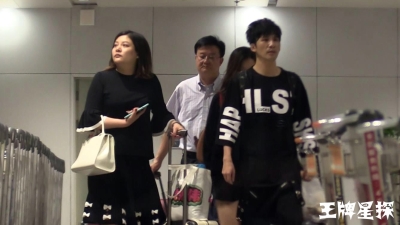 人间精品静悄悄 大张伟携助理回京大方签名