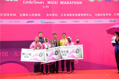 2017无锡马拉松起跑 小粉红再装点锡城