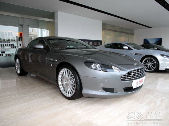 DB9
