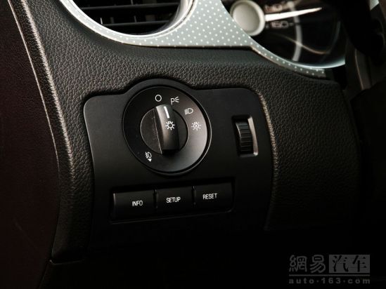 中控台左侧局部细节