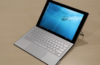 内置U型支架 惠普Spectre x2二合一产品实拍
