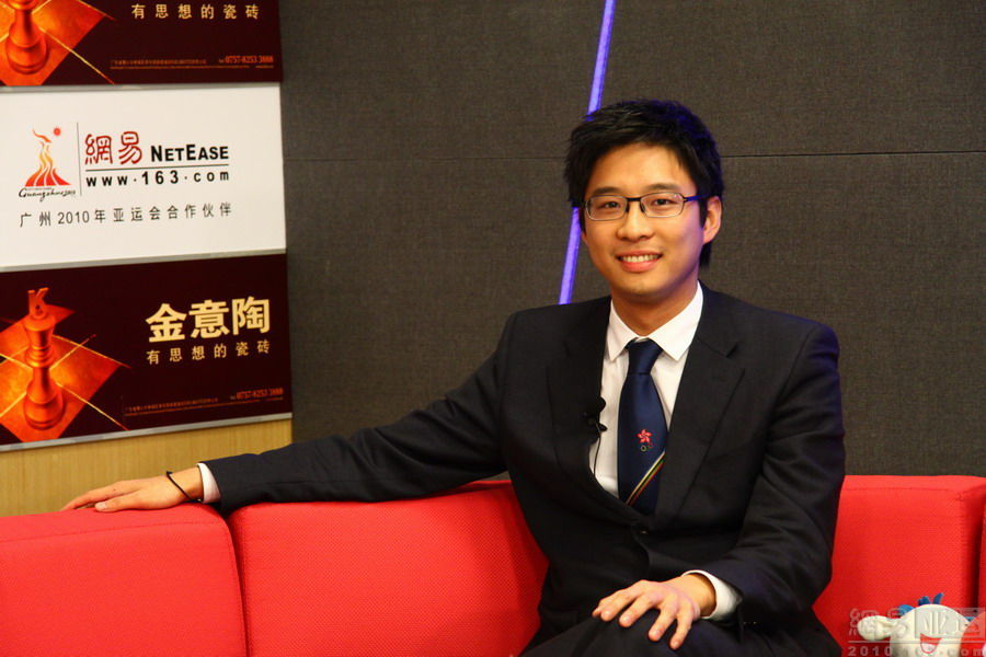 没人发现国际章的前男友霍启山长得好土还不如他哥霍启刚帅吗?