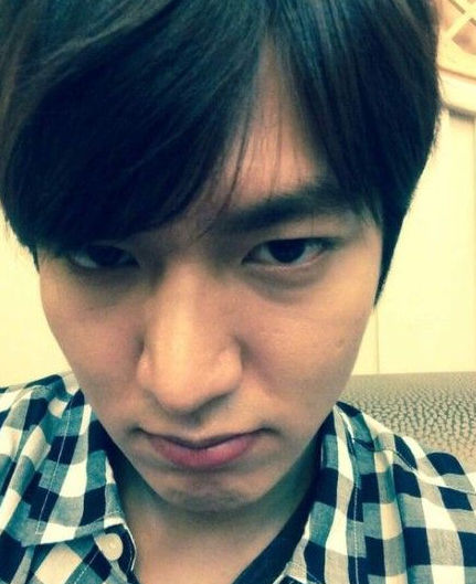 李敏镐旋风袭青岛 嘟嘴自拍不舍离开