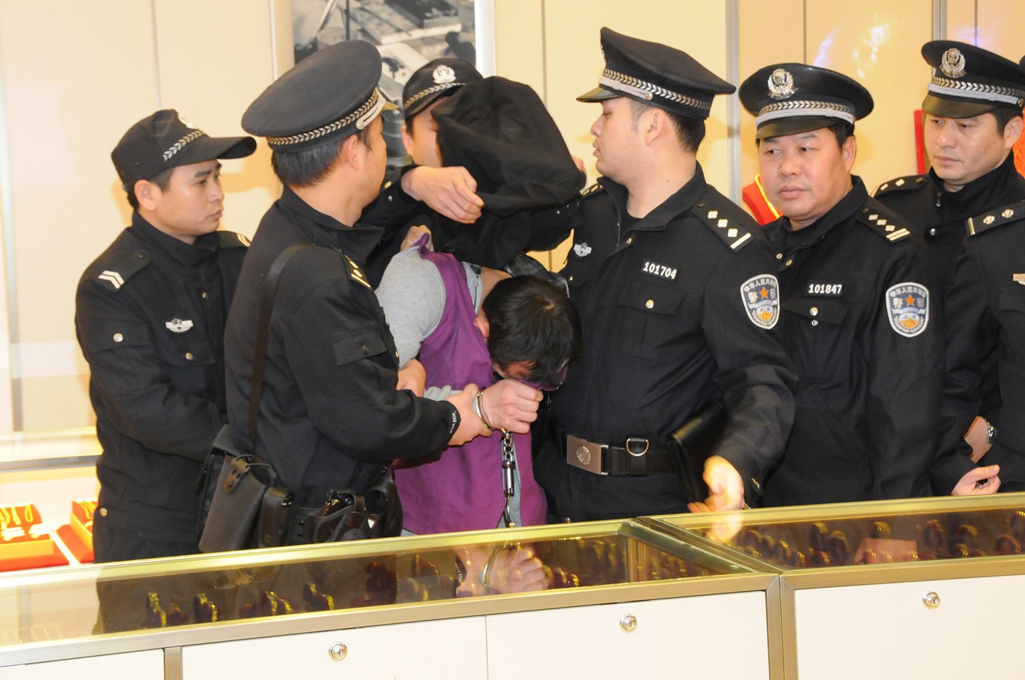 3月17日讯,广西南宁,3月8日下午在南宁市发生一起珠宝店的抢劫案件,共