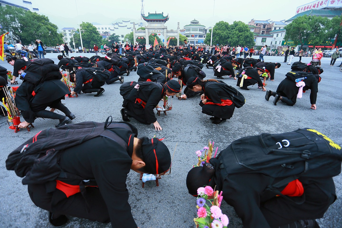   庞大的进香朝圣队伍行进在南岳