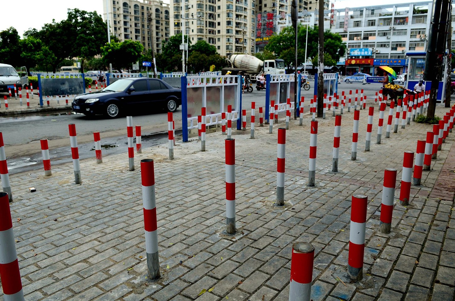 广西城管为治占道经营将隔离桩钉满人行道