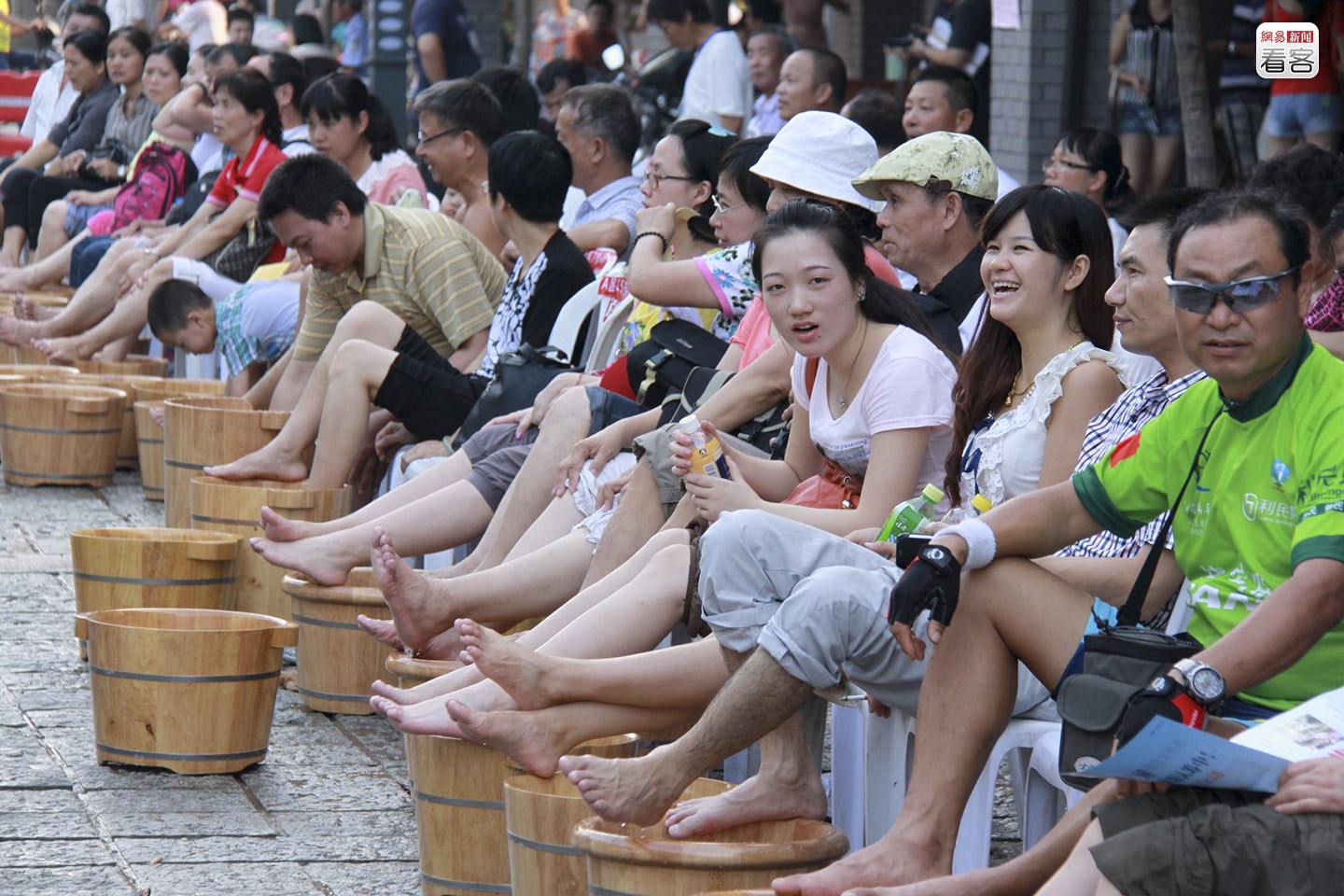 "万人泡脚"活动现场