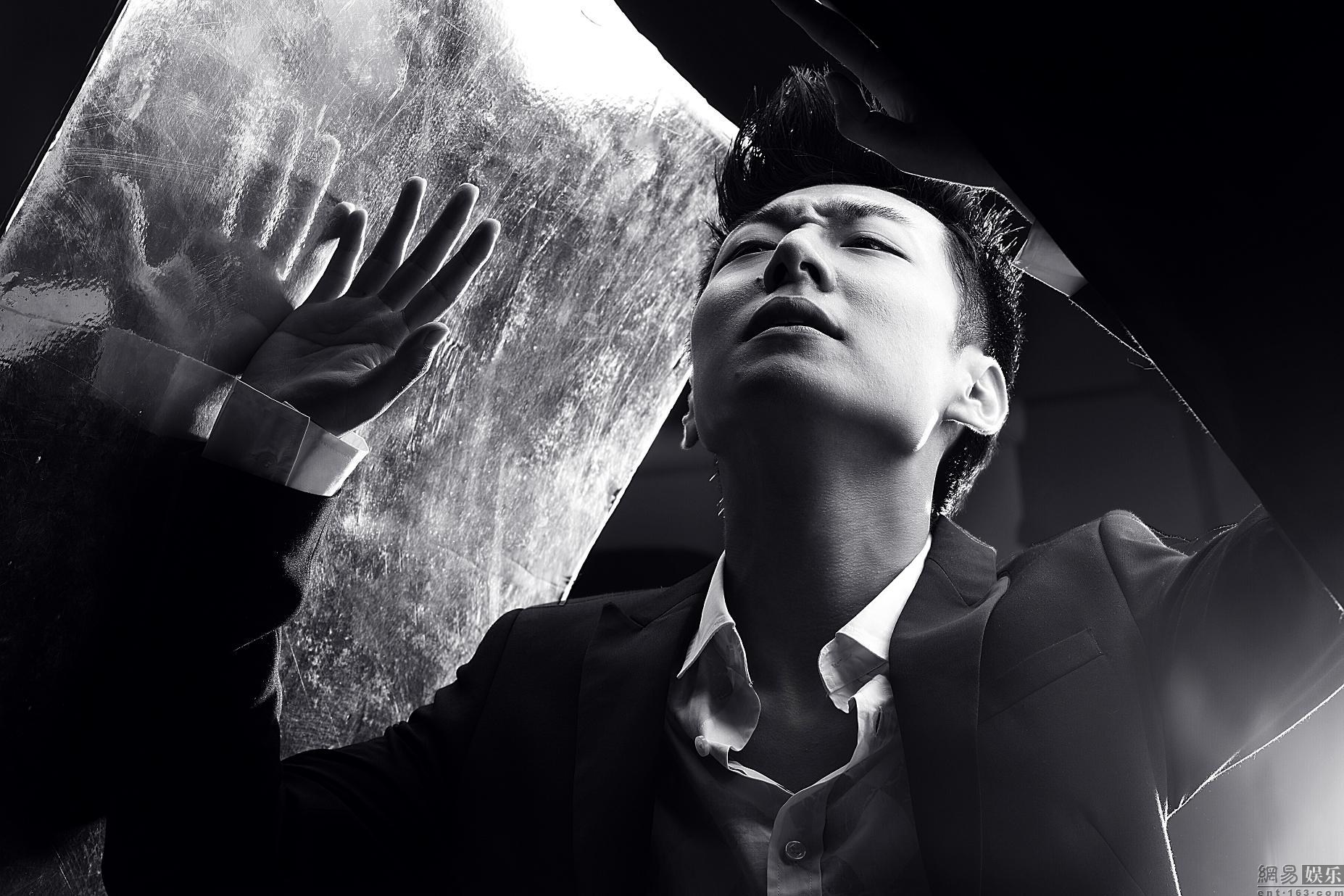 何云龙最新黑白写真