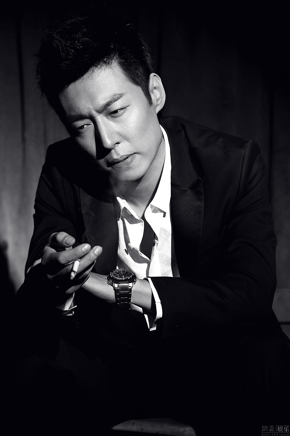 何云龙最新黑白写真