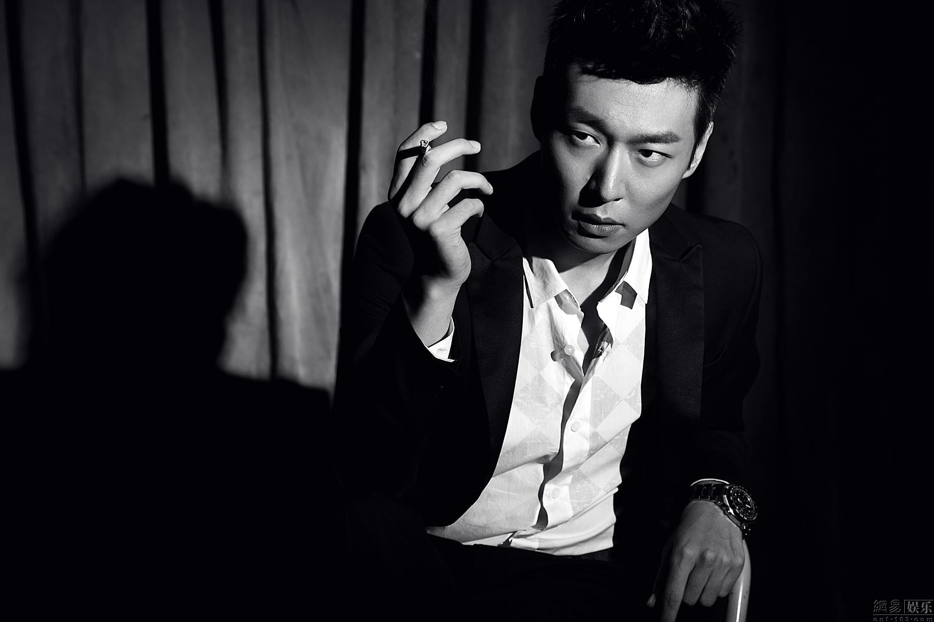 何云龙最新黑白写真