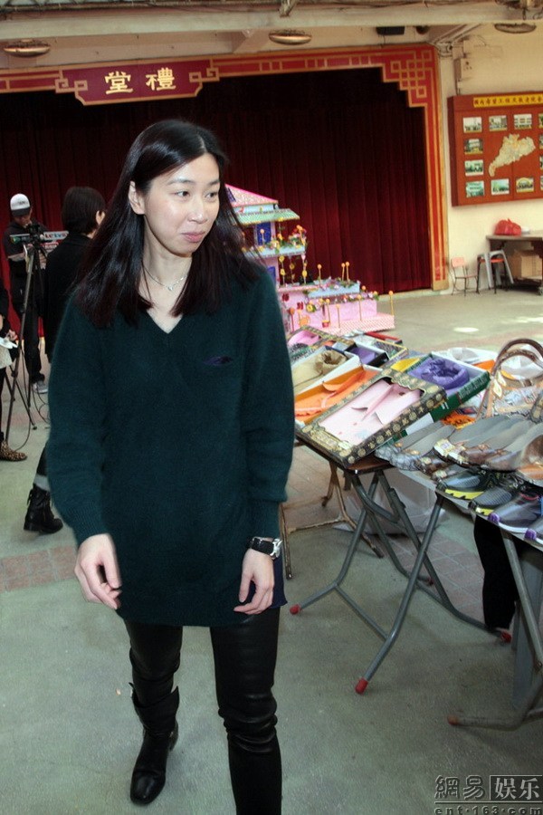 梅艳芳逝世十周年 歌迷在灵位前拜祭悼念