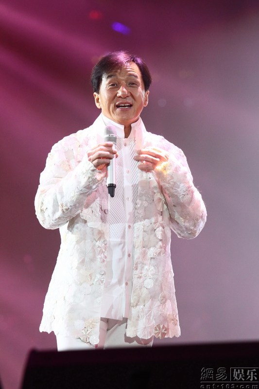 成龙开演唱会庆生吻金喜善脸颊 群星助阵星光熠熠