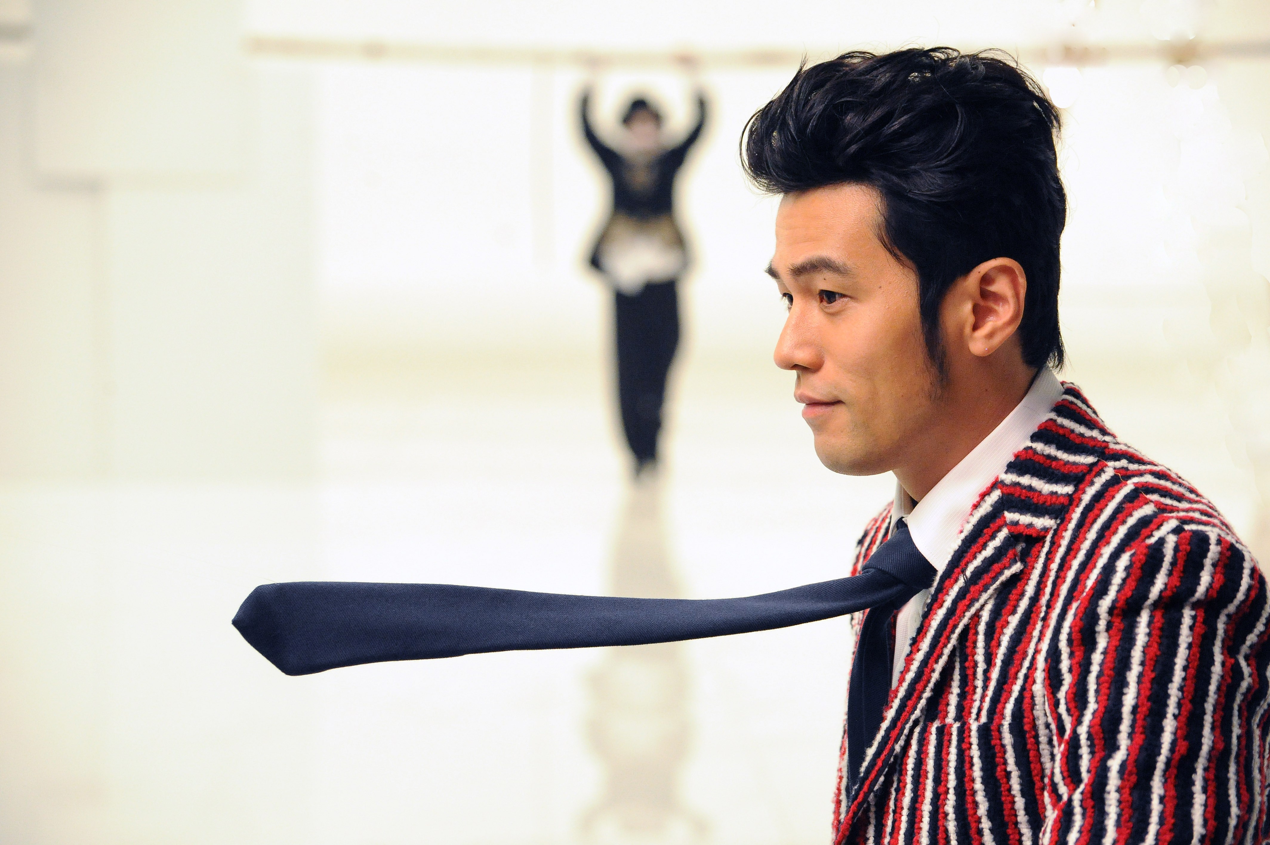 周杰伦拍mv"笑"果十足 独创钢琴舞吸睛