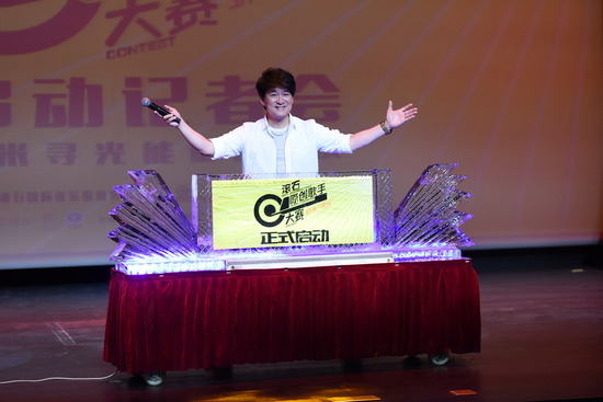 滚石老总段钟潭,周华健到场助阵,并回忆了自己当年入行的经历,并为创