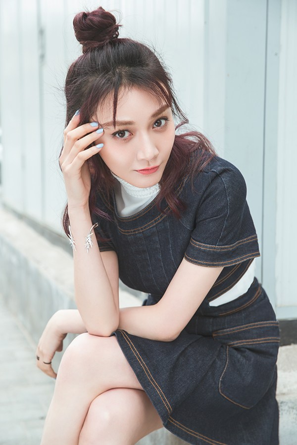 潘之琳纯色写真曝光 萌辣系女神上线