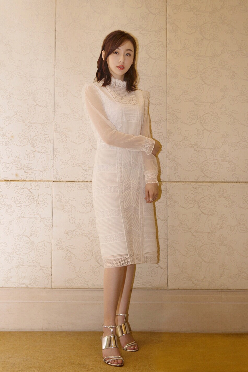 夏恩亮相首映礼穿白裙化身校园女神